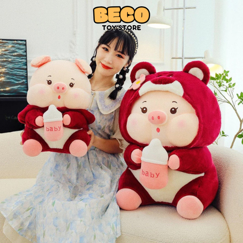 Gấu Bông Heo Cosplay Gấu Dâu Cầm Bình Sữa, Heo Sữa Mặc Áo Lotso