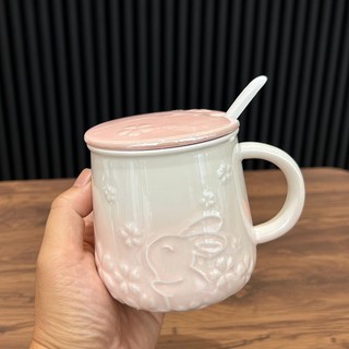 Ly sứ họa tiết Thỏ dập nổi có kèm muỗng sứ và nắp sứ