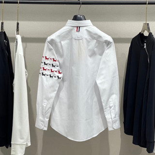 Áo sơ mi trắng nam nữ thêu hình chó xương đen đỏ tay vải thô dài tay SM83P