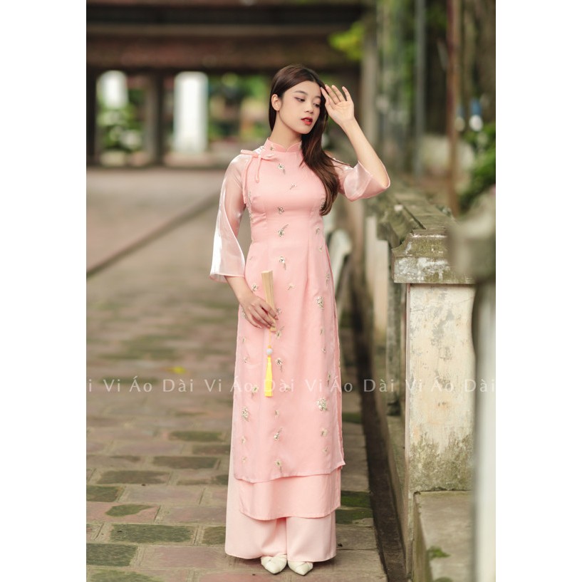 Áo Dài Cách Tân Cúc Chi Màu Hồng Thêu Hoa Nổi Đơn Giản Nhẹ Nhàng