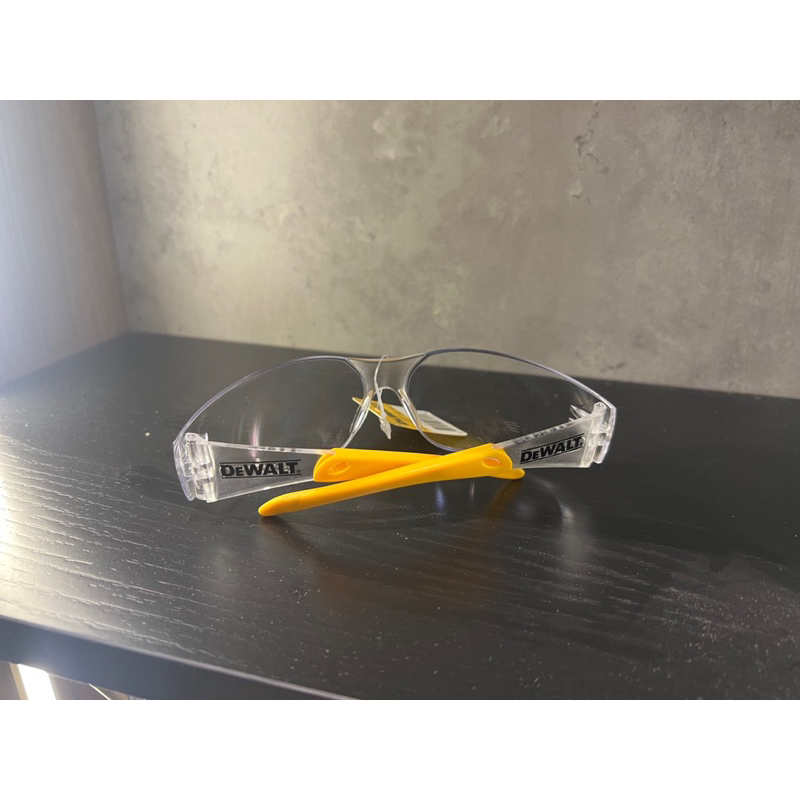 KÍNH DEWALT DPG54-1D THỜI TRANG CHỐNG XƯỚC