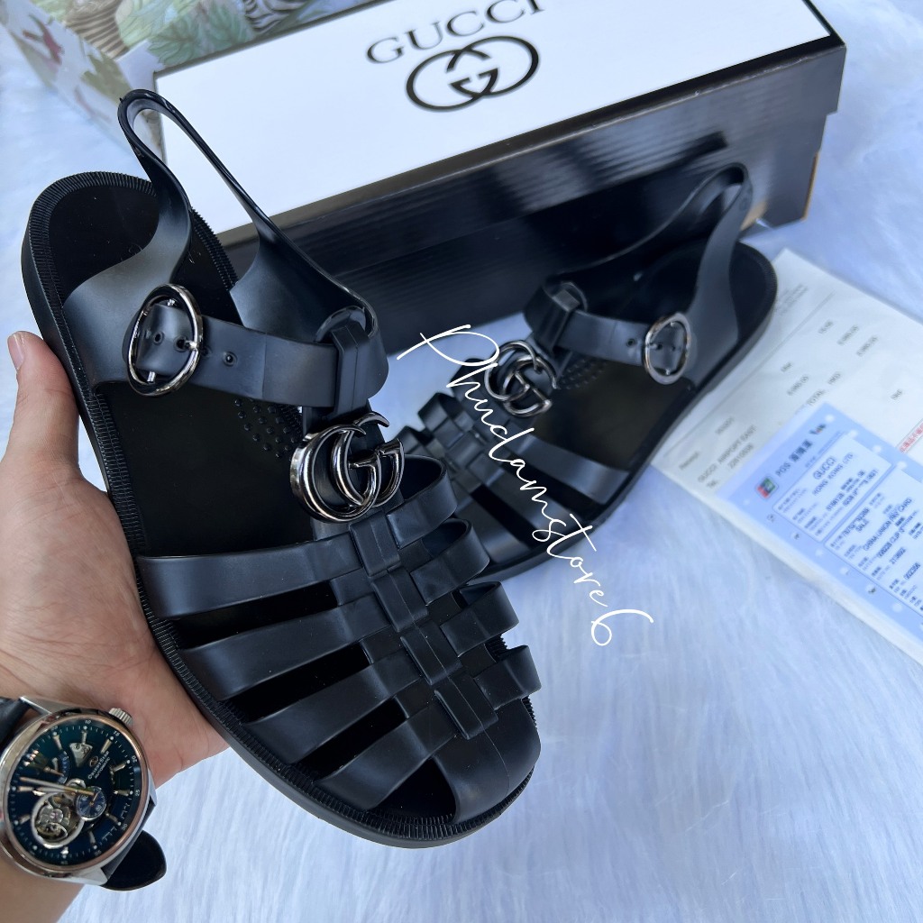 Dép rọ nam dúc liền tạo sự chắc chắn và bền đẹp, logo gắn trực tiếp qua quai