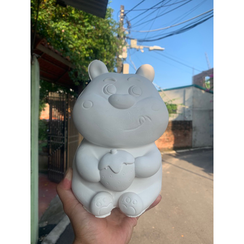 Tượng tô màu GẤU ÔM DÂU thạch cao size lớn 18-24cm