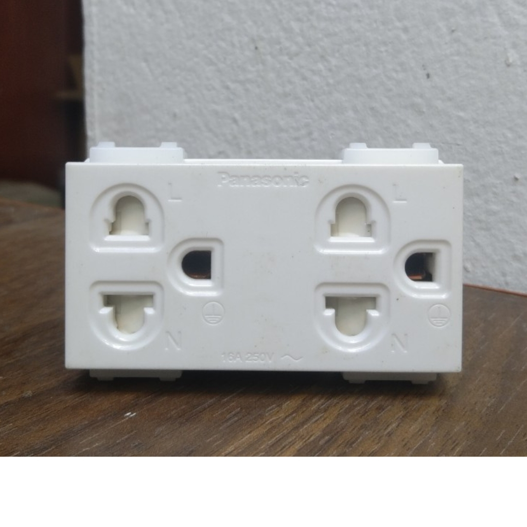 Ổ cắm đôi cắm nhanh 3 chấu 16A có màng che Panasonic WEV1582SW Dòng Wide