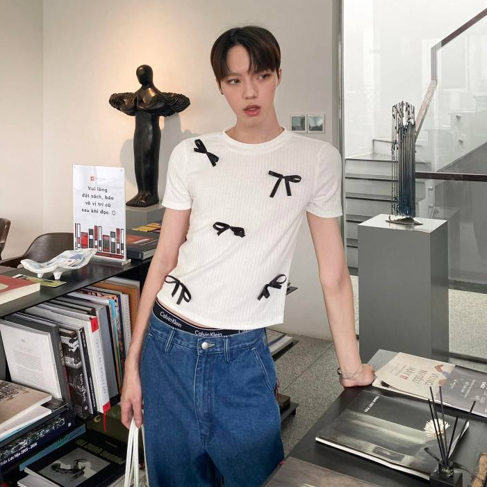 BETTONY Poupée Ribbed Tee - Áo baby tee đính nơ