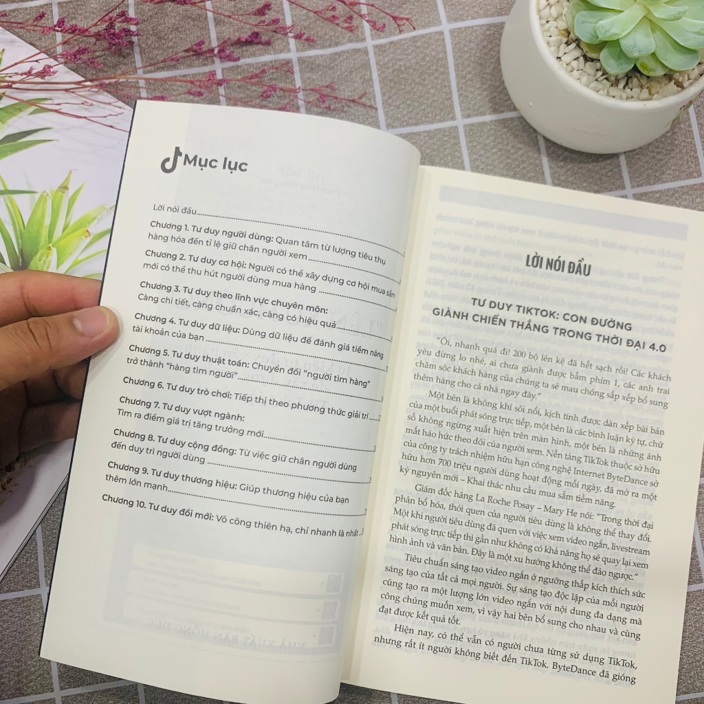 Sách Lên Xu Hướng - 10 Kiểu Tư Duy Vận Hành Để Xây Dựng Kênh Tiktok Triệu Views - Lifebooks