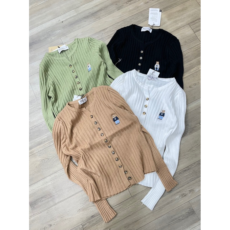 Áo len gân thêu gấu cài khuy tay dài