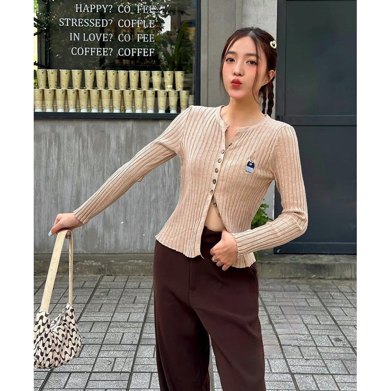 Áo len gân thêu gấu cài khuy tay dài