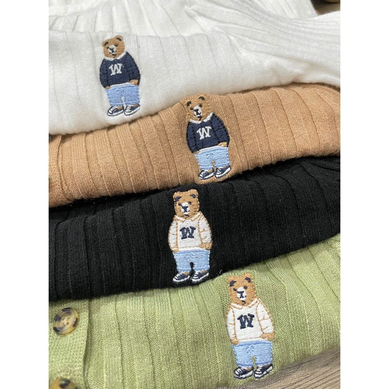 Áo len gân thêu gấu cài khuy tay dài