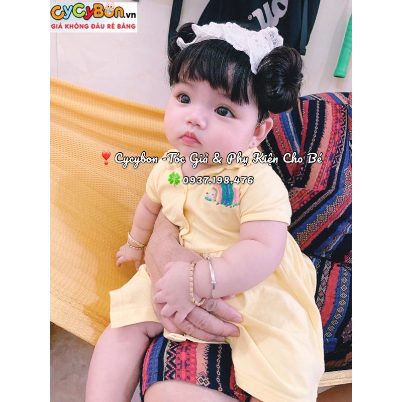 Băng Đô Turban Tóc Giả Cho Bé Gái Màu Trắng Thun Ren Xếp Ly Kèm Tóc Mái Và Tóc Búi Natra Hai Bên- Size Từ SS