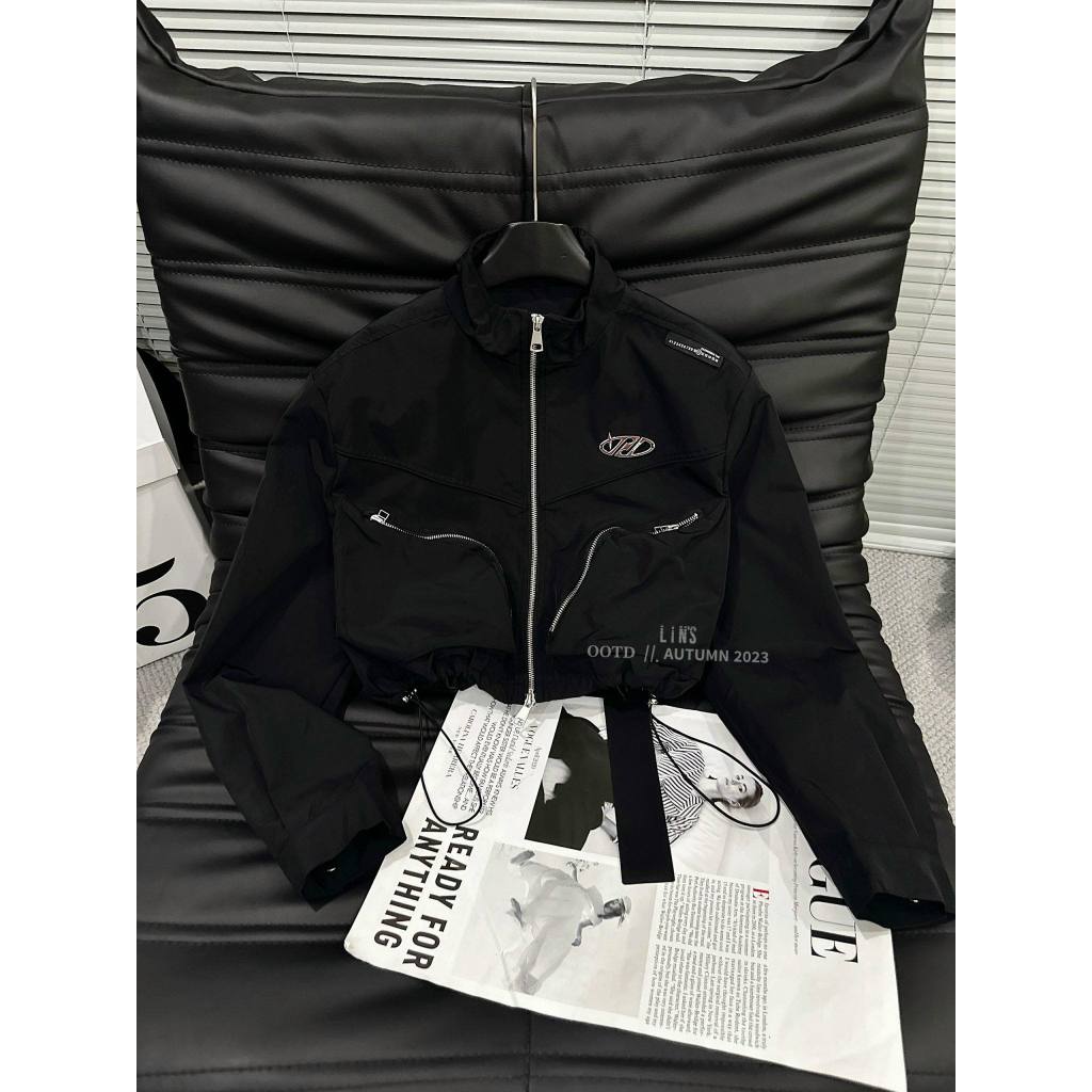 ÁO KHOÁC GIÓ CỰC CHẤT RÚT EO LOGO NGỰC HÀNG QC