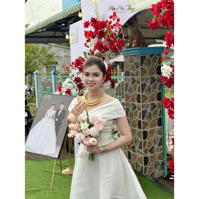 Hoa cưới cầm tay cô dâu bằng lụa