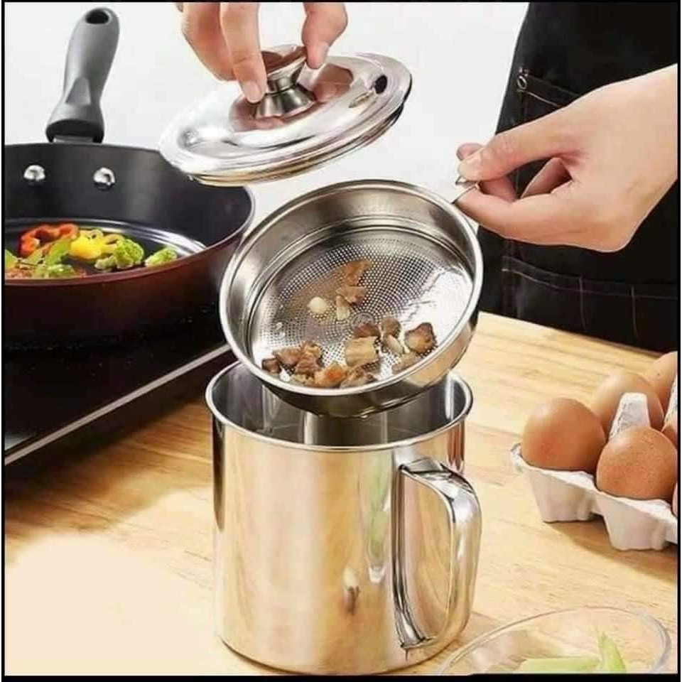 Bình lọc dầu ăn kèm giá lọc INOX 304 không rỉ sáng bóng đẹp siêu bền. Ca lọc dầu ăn kèm lưới lọc đa năng dung tích 1.3L