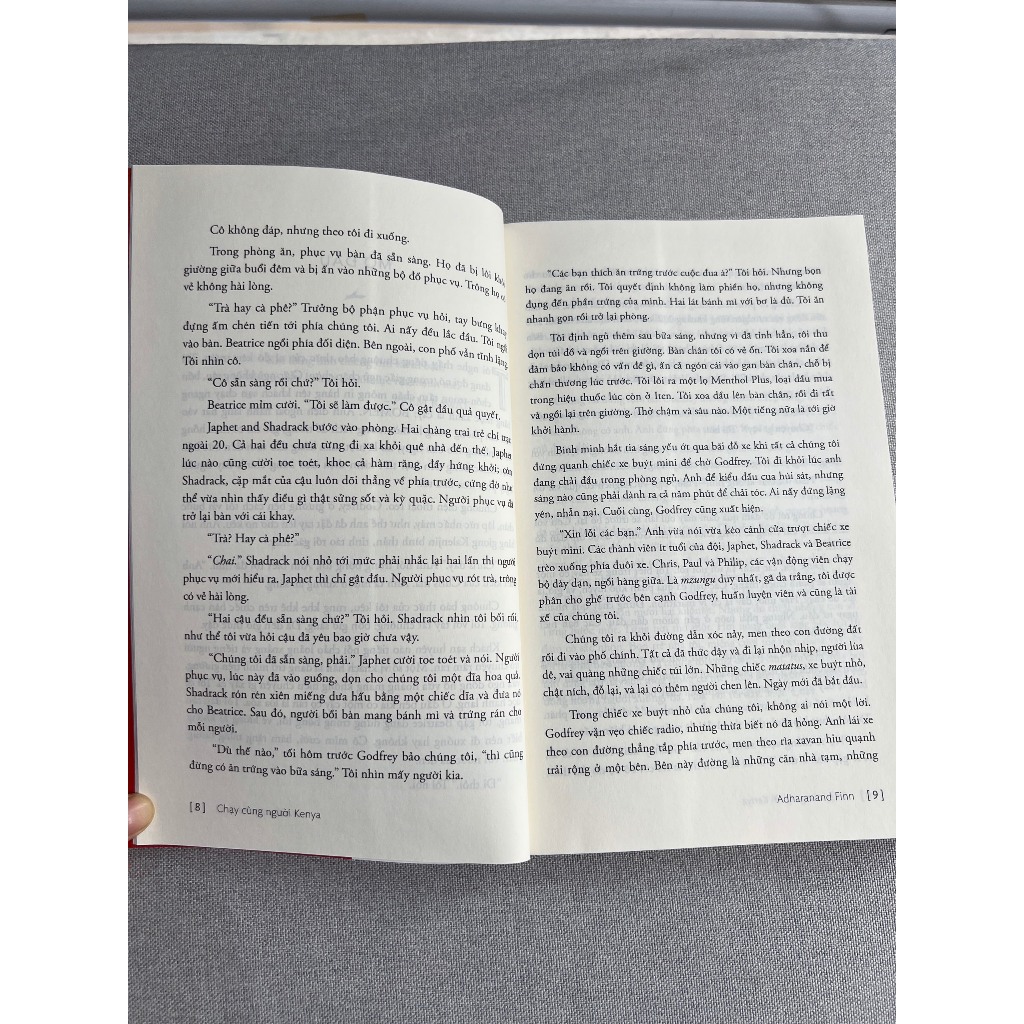 Sách - Chạy Bộ Cùng Người Kenya - Đi Tìm Bí Mật Những Đôi Chân Gió