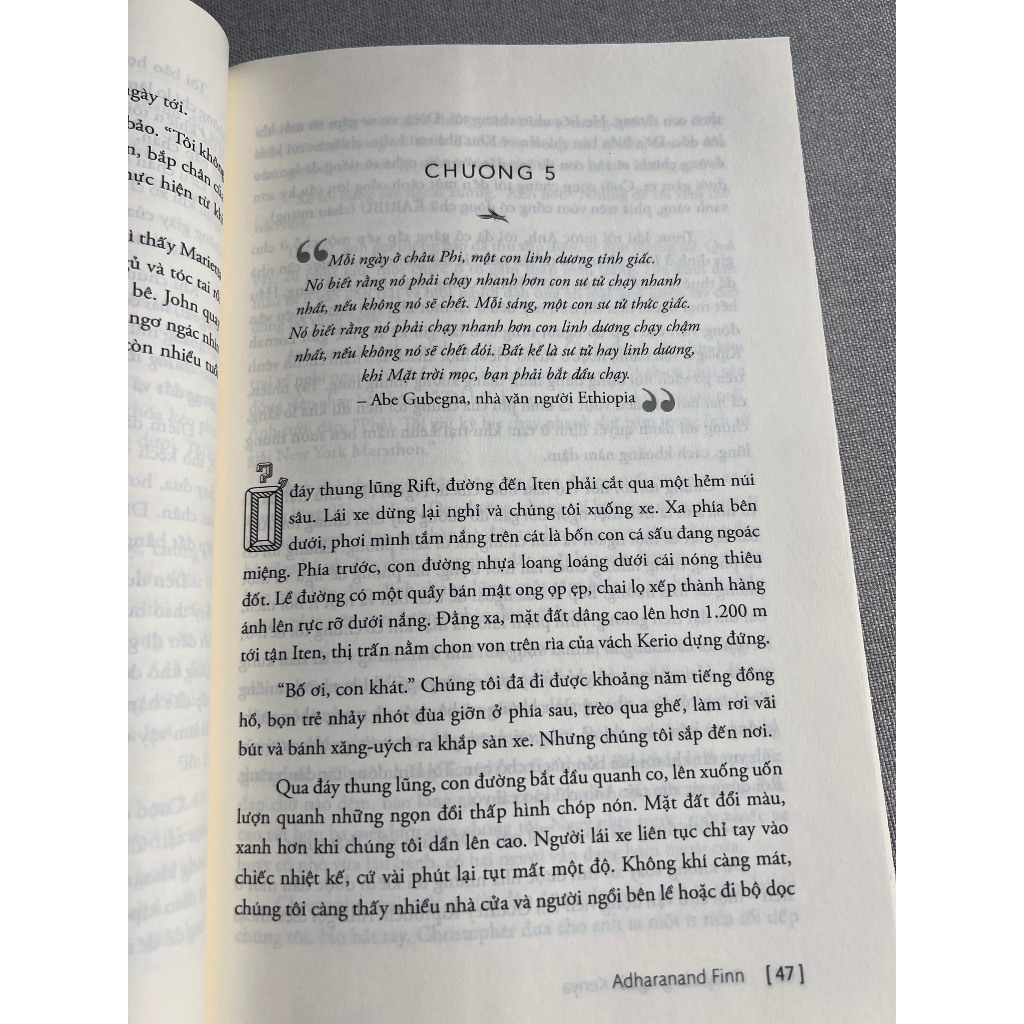 Sách - Chạy Bộ Cùng Người Kenya - Đi Tìm Bí Mật Những Đôi Chân Gió