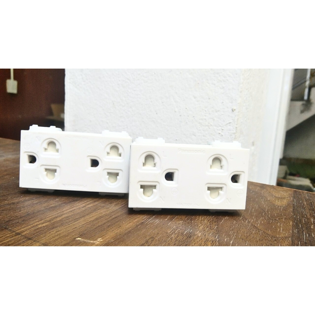 Ổ cắm đôi cắm nhanh 3 chấu 16A có màng che Panasonic WEV1582SW Dòng Wide