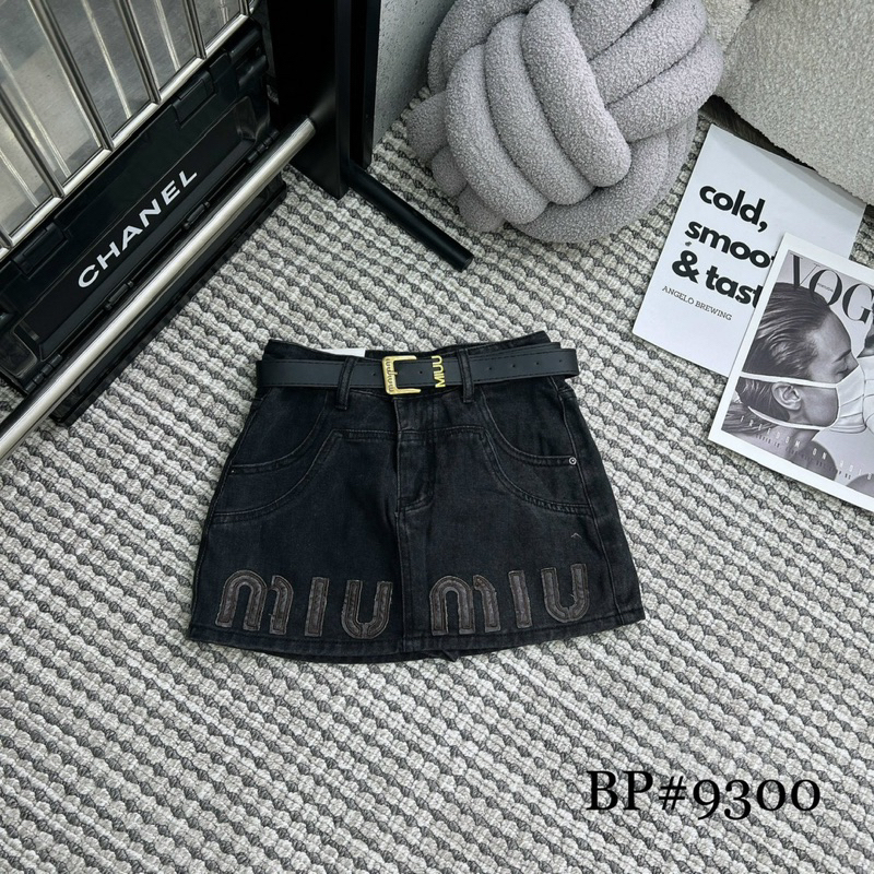 CHÂN VÁY JEANS NGẮN CẠP CAO MIU MIU KÈM ĐAI HÀNG QCL1 MS27166