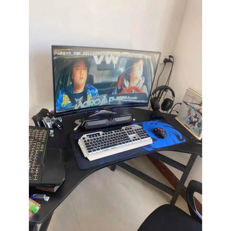 Bàn gaming phi thuyền mặt cacbon