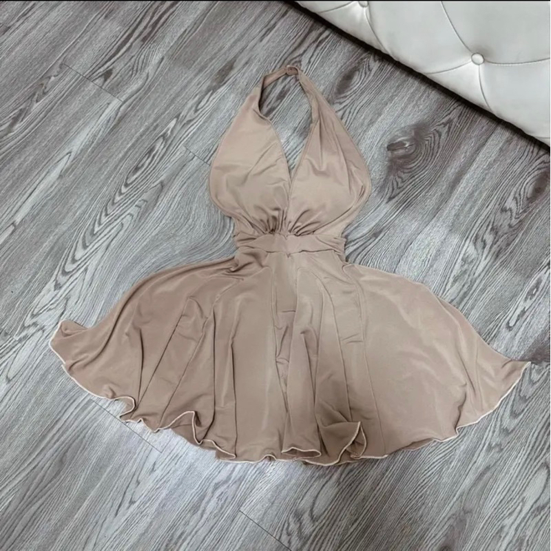 Sét váy yếm trễ ngực xoè loe sẵn mút hở lưng