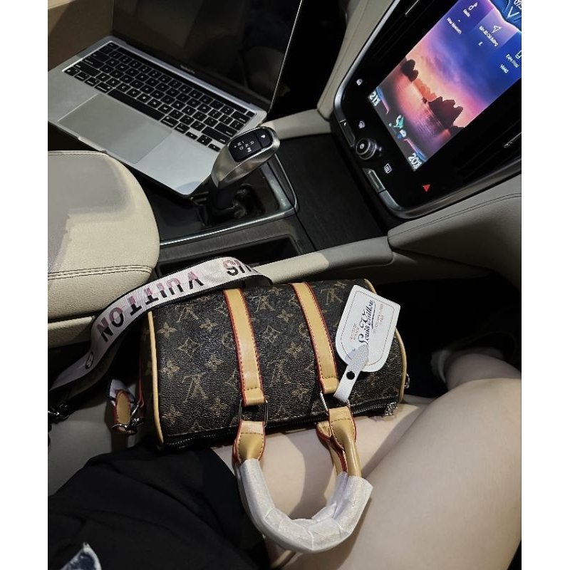 Túi đeo chéo lv trống dây bảng to sang chảnh 23cm