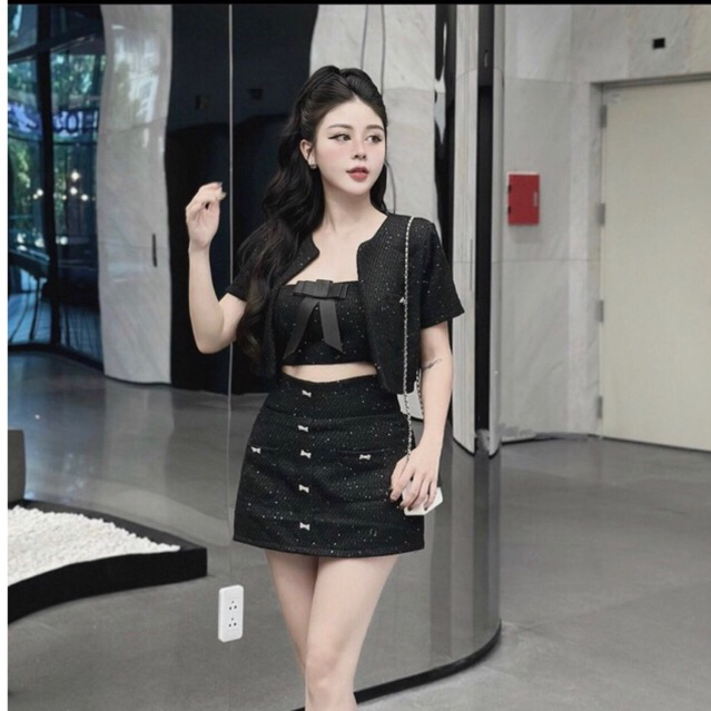 JENNYCLOSET | SET 3 MÓN : Áo khoác dạ tweed dáng crotop + Áo quây  + Chân váy chữ  A đính nơ đá tiểu thư