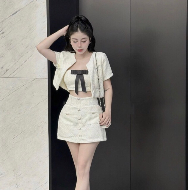 JENNYCLOSET | SET 3 MÓN : Áo khoác dạ tweed dáng crotop + Áo quây  + Chân váy chữ  A đính nơ đá tiểu thư