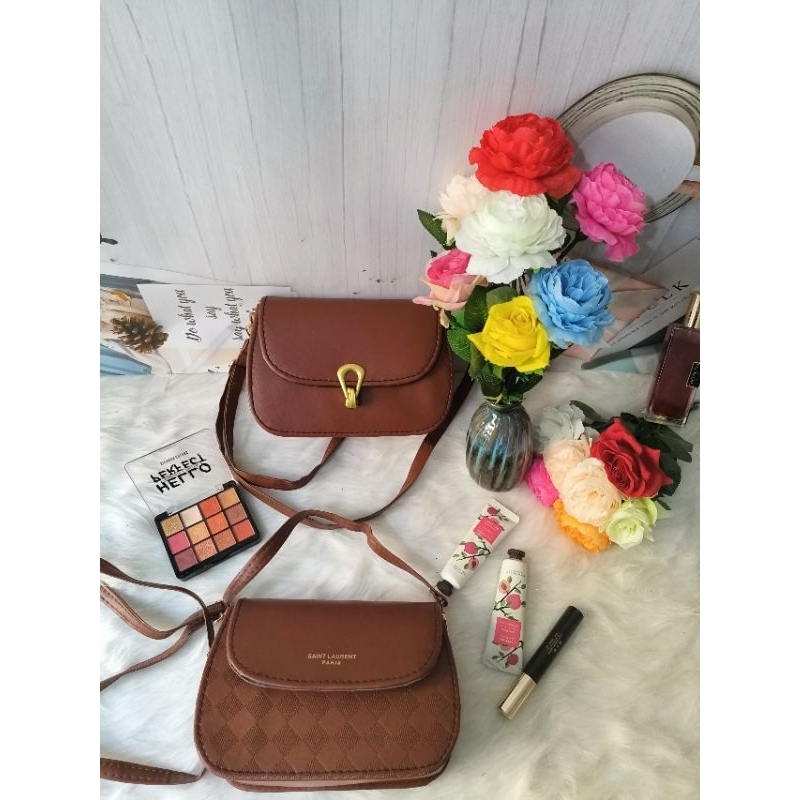 Túi xách nữ giá rẻ màu nâu, túi đeo chéo nữ khóa móng ngựa, khóa từ màu nâu quai da PU