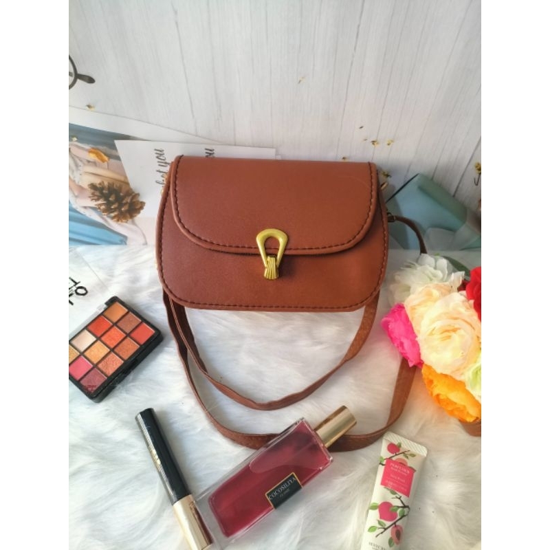 Túi xách nữ giá rẻ màu nâu, túi đeo chéo nữ khóa móng ngựa, khóa từ màu nâu quai da PU