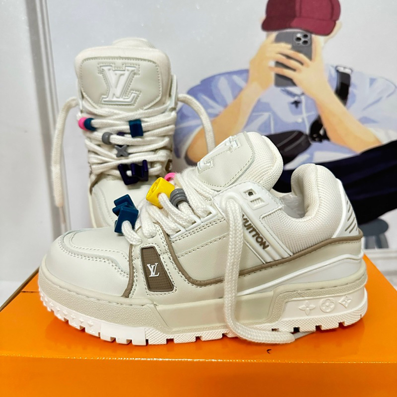 Giày thể thao L.V trainer trắng dây chữ