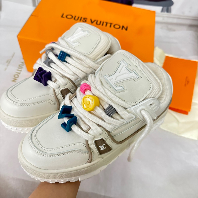 Giày thể thao L.V trainer trắng dây chữ