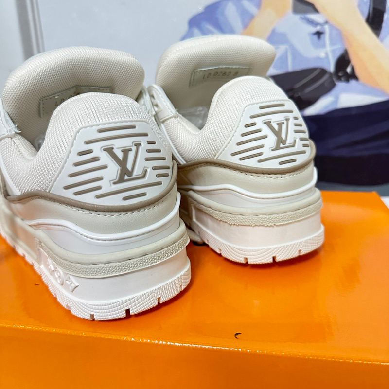 Giày thể thao L.V trainer trắng dây chữ