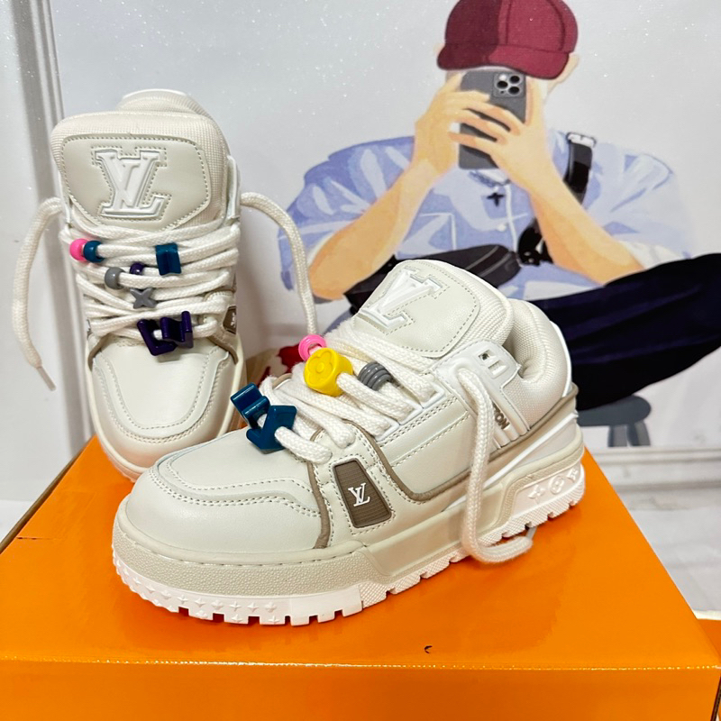 Giày thể thao L.V trainer trắng dây chữ