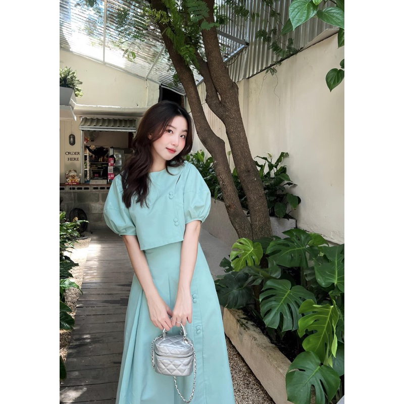 Set áo cổ tròn tay búp nút bọc khoét vai + chân váy xếp eo dài xoè