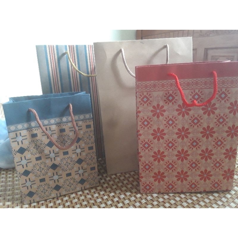 Túi giấy đựng quà kraft có quai xách