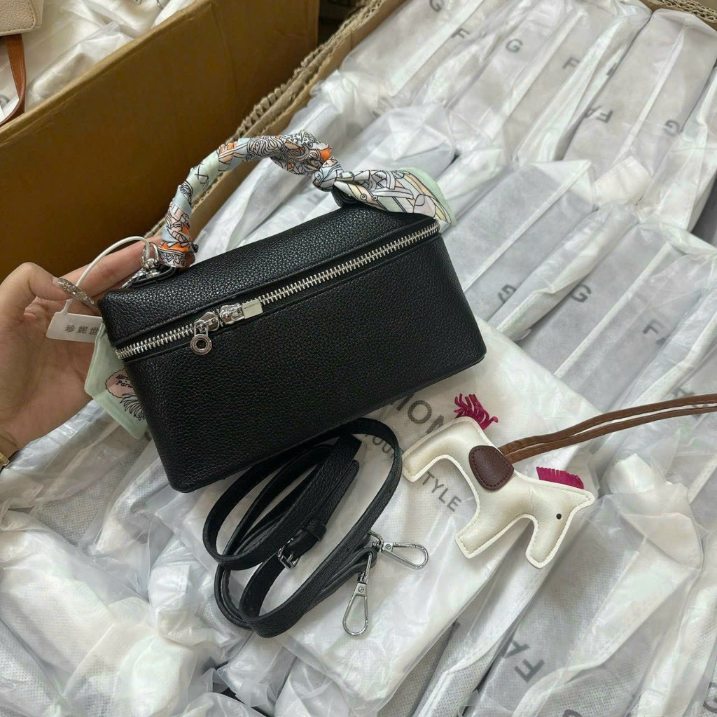 Túi đeo chéo cầm tay dáng vuông tặng kèm khăn lụa