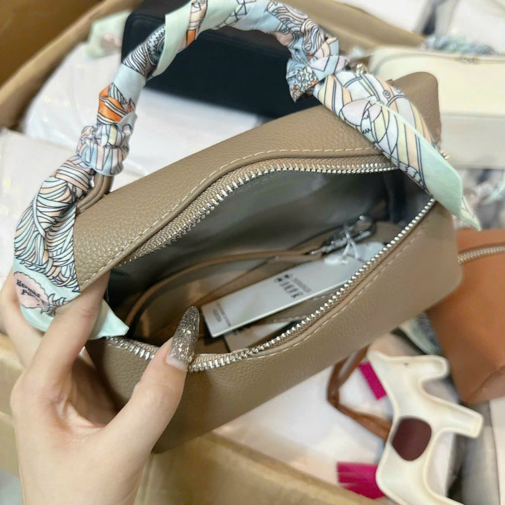 Túi đeo chéo cầm tay dáng vuông tặng kèm khăn lụa