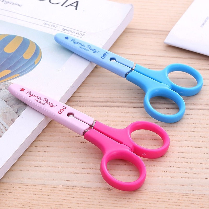 Kéo thủ công học sinh có vỏ bọc Deli 6022 - Xanh/Hồng