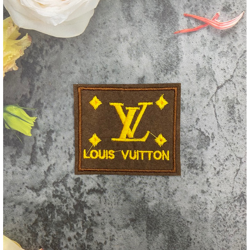 Sticker logo thêu LV sao chữ vàng nền nâu 3x7