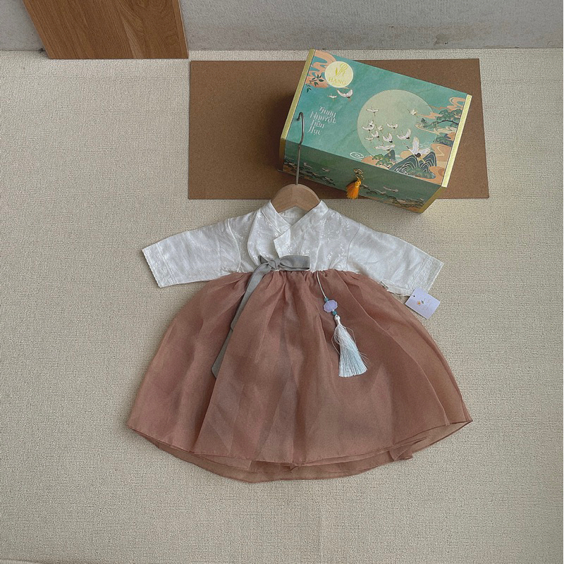 Hanbok Hàn Quốc liền thân kèm dây treo ngọc cho bé gái Tiệm Su Kids