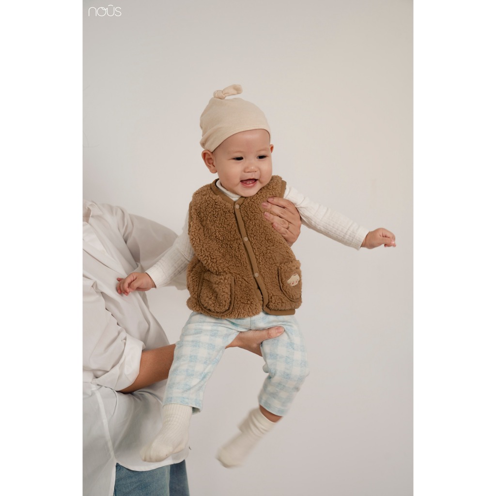 Áo gile lông màu nâu, màu be nhạt túi áo thêu hình gấu