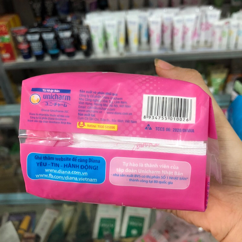 Băng vệ sinh Diana siêu thấm kiểm soát mùi - có cánh 8 miếng Maxi