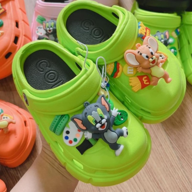Dép Crocs cho bé trai, bé gái kèm bộ Sticker nổi Tom và Jerry cute dễ thương