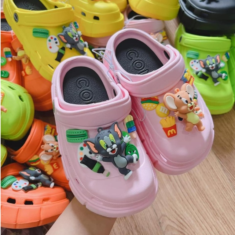 Dép Crocs cho bé trai, bé gái kèm bộ Sticker nổi Tom và Jerry cute dễ thương