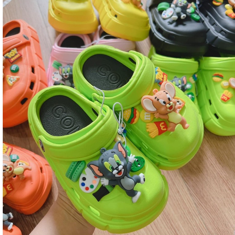 Dép Crocs cho bé trai, bé gái kèm bộ Sticker nổi Tom và Jerry cute dễ thương