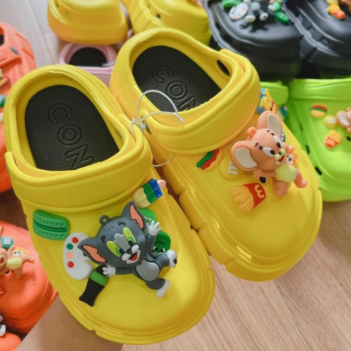 Dép Crocs cho bé trai, bé gái kèm bộ Sticker nổi Tom và Jerry cute dễ thương