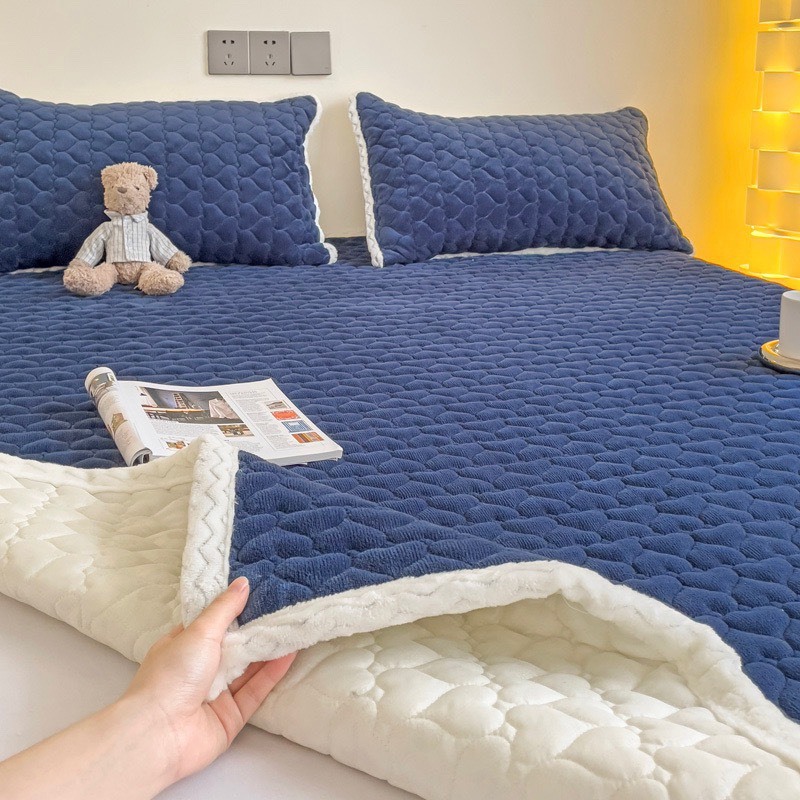 Set Thảm Giường & Hai Vỏ Gối Nỉ Nhung Tuyết Sữa, Viền Cừu Chun Góc Chắc Chắn, Dày Dặn, Ấm Áp