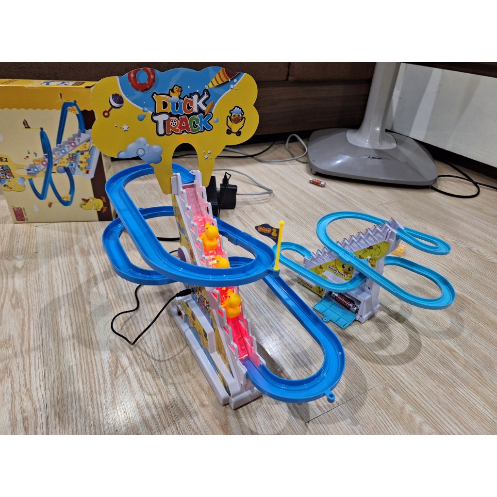 Đồ chơi vịt leo cầu thang có nhạc cho bé