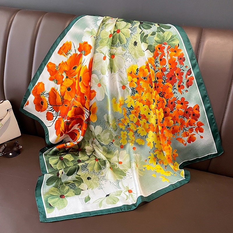 Khăn lụa vuông họa tiết bông hoa 70x70cm THYTHY STORE