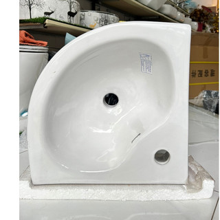 Chậu lavabo góc treo tường