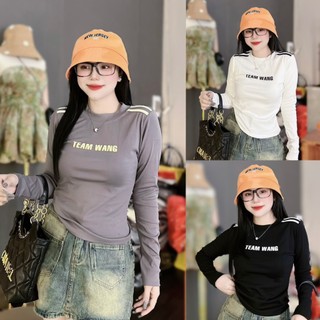 Áo thun ôm body nữ tay dài phối chữ trước hai sọc vai phom ôm sát ( TEAM W )